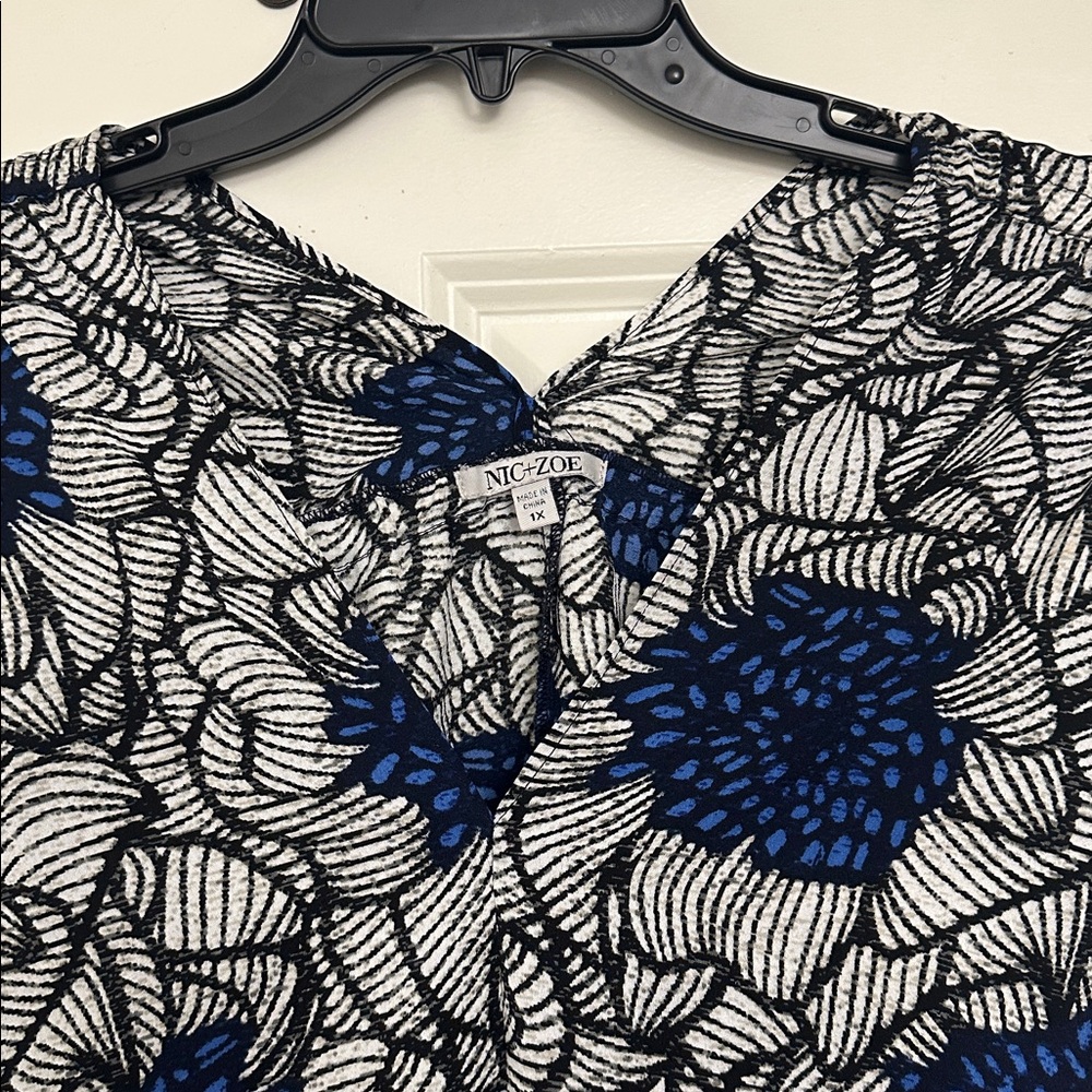 Nic+Zoe Petal Bloom Top Blue/Black Floral Size 1X EUC - Picture 3 of 12